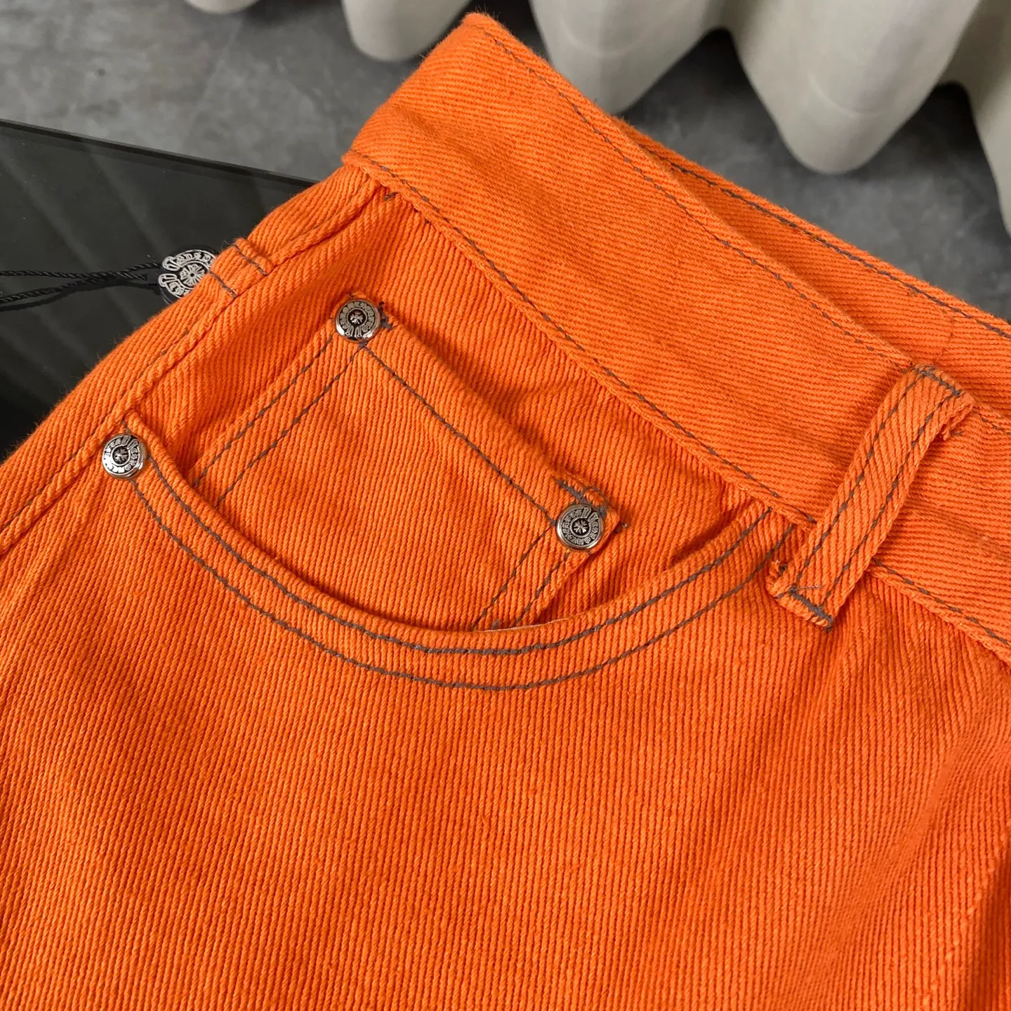 🅿️280 Chrome Hearts Orange Cow King Leather Flare Jeans 🌞It can be called the most summery style of Chrome Hearts. The vibrant orange is the unique and passionate color of summer. Wearing it, it seems to bring sunshine and dazzling.  These pants are modified based on Levi's genuine American-made 90 second-hand soleplates, and the quality is guaranteed. The sterling silver hardware accessories are full of texture and reflect fine light as the body moves, giving it a high-end feel. The lambskin leather craftsmanship is exquisite, the soft leather collides with the tough denim, and the design is full of sense.  The bell-bottom style is retro and fashionable. It not only modifies the shape of the legs, but also makes you walk with wind and full aura. Whether paired with a simple white T-shirt or a personalized short top, you can easily create an exclusive trendy look.  🔶The unique orange color stands out among the crowd of jeans and easily becomes the focus of your outfit.  Size covers M-XXL (corresponding to sizes 30-36),